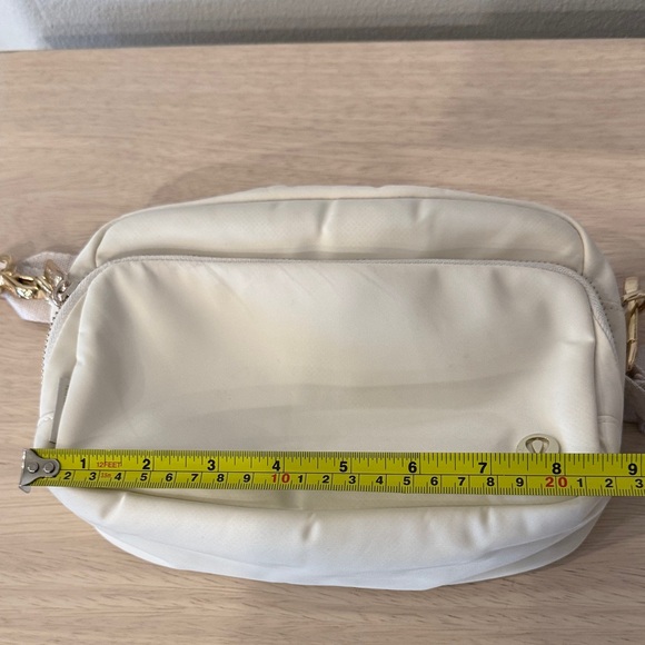 lululemon athletica Ivory Everywhere Crossbody 3L Bag - Picture 7 of 10